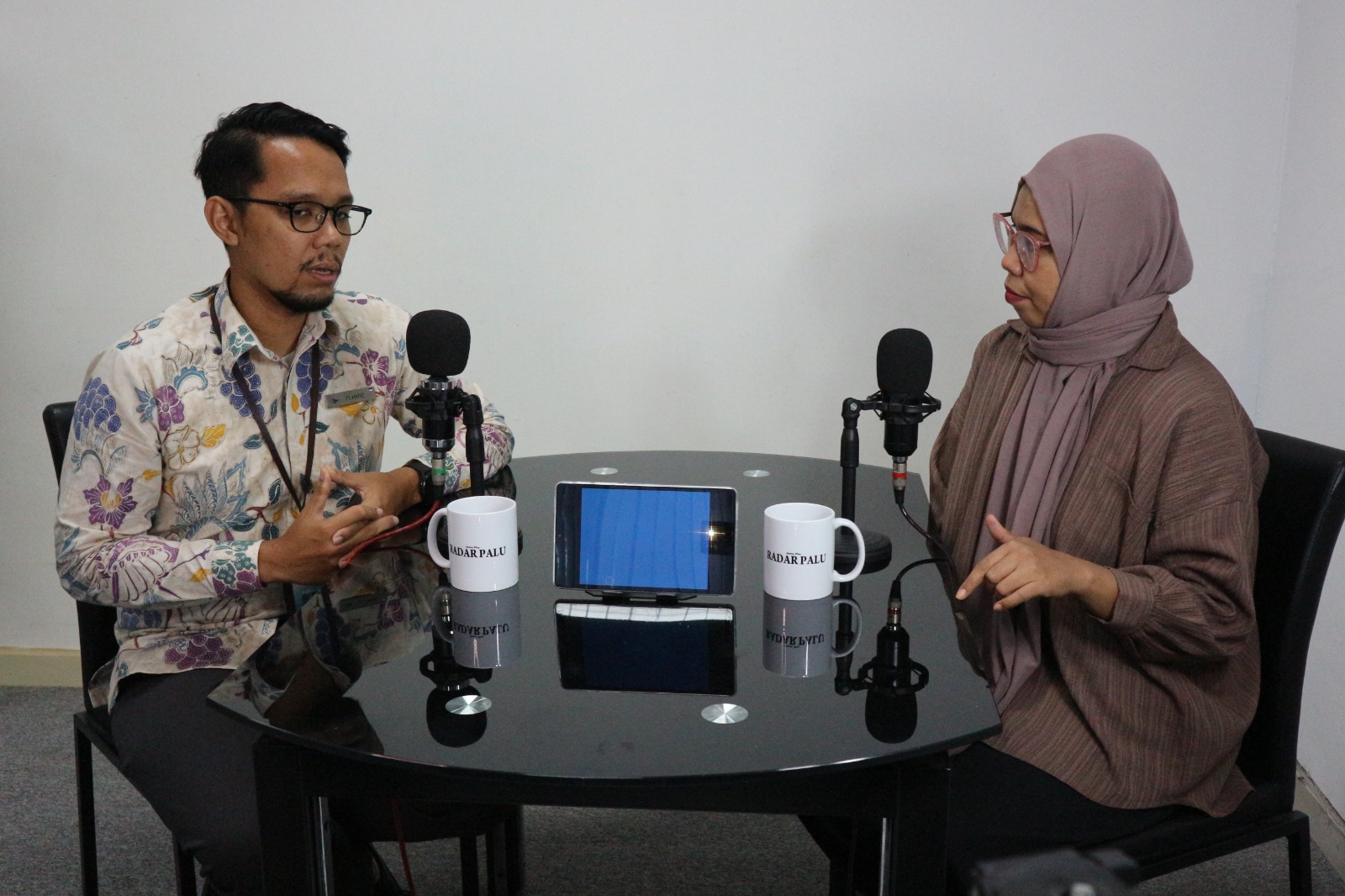 KENYAMANAN MENJADI PRIORITAS: Podcast Radar Palu yang menghadirkan General Manager Garuda Indonesia Palu, Muhammad Hafiz Arsan Haq, Kamis (18/12/2025).