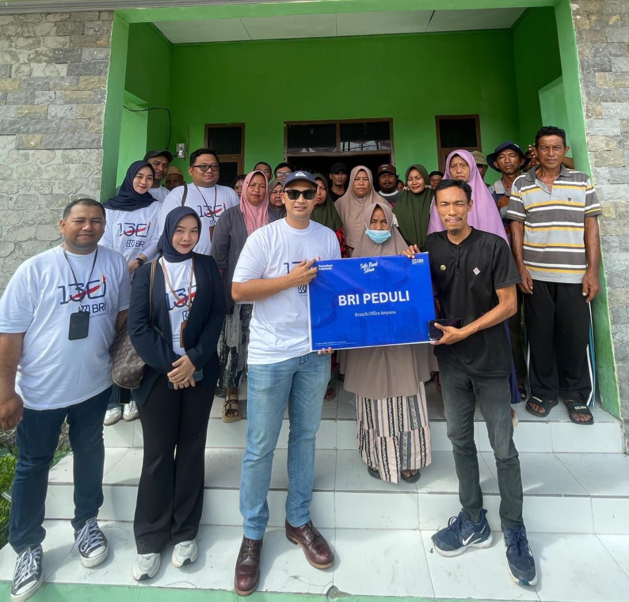 BRI Cabang Ampana melalui program BRI Peduli menyalurkan bantuan sembako kepada warga terdampak banjir rob di Kelurahan Bailo Baru dan Malotong, Kabupaten Tojo Una-Una.