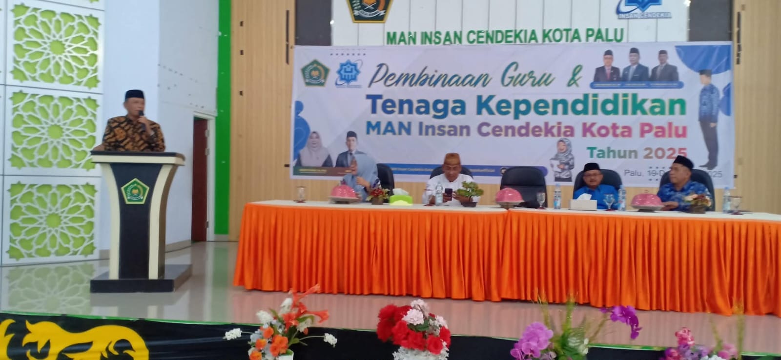ARAHAN: Plt. Kakanwil Kemenag Sulteng, Moh. Taslim, saat memberikan arahannya di pembukaan pembinaan guru dan tenaga kependidikan MAN IC Kota Palu, Jumat (19/12/2025).