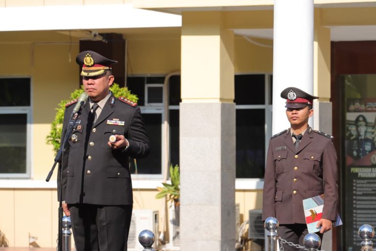 Kapolresta Palu Kombes Pol Deny Abrahams saat pimpin upacara Bela Negara.