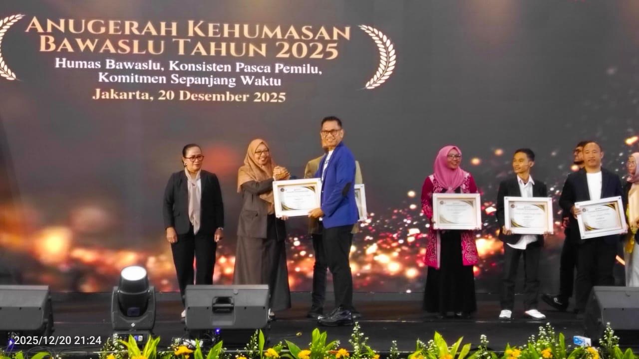 PENGHARGAAN: Anggota Bawaslu Sulteng Dewi Tisnawaty menerima penghargaan dari Karo Pengawasan Bawaslu RI, Eliazar Barus, Sabtu (20/12/2025).(FOTO: ISTIMEWA/RADAR PALU).