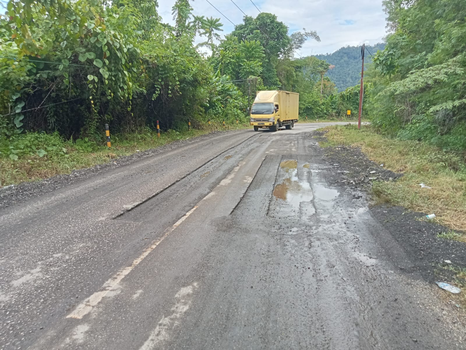 LAMBAT : Bila jalan ini dikerjakan, akan menambah korban kecelakaan lagi.