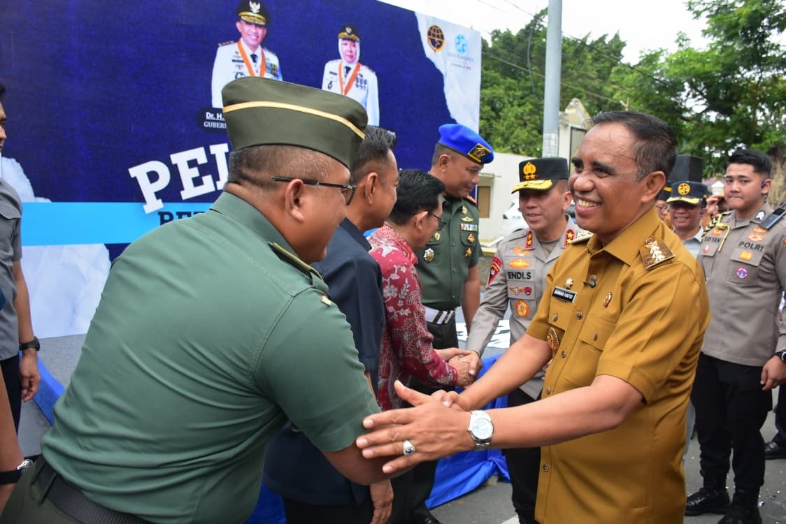 MENDUKUNG: Kasrem 132 Tadulako Kolonel Inf Anthonius T. Chrishardjoko, bersalaman dengan Gubernur Sulteng H. Anwar Hafid melepas warga Berani Mudik Gratis, Senin (22/12/2025).(FOTO: ISTIMEWA/RADAR PAL