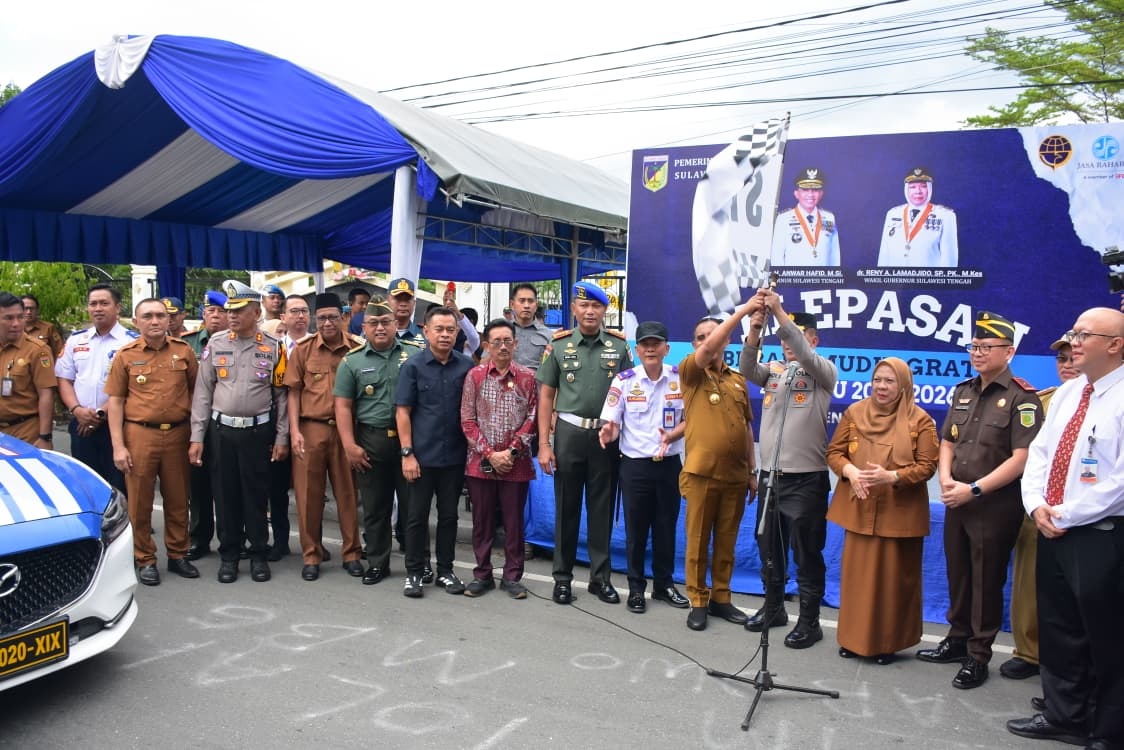 PELEPASAN: Suasana pelepasan warga Berani Mudik Gratis yang dipimpin Gubernur Sulteng H. Anwar Hafid, Senin (22/12/2025).(FOTO: ISTIMEWA/RADAR PALU).