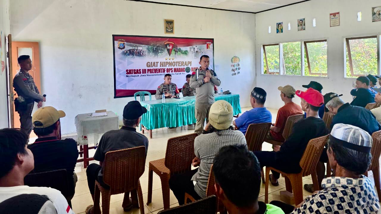 PENDEKATAN: Pendekatan persuasif dilakukan tim Satgas Madago Raya di Desa Ueralulu dan Dusun Tamanjeka, Kecamatan Poso Pesisir, Kabupaten Poso.(FOTO: ISTIMEWA/RADAR PALU).