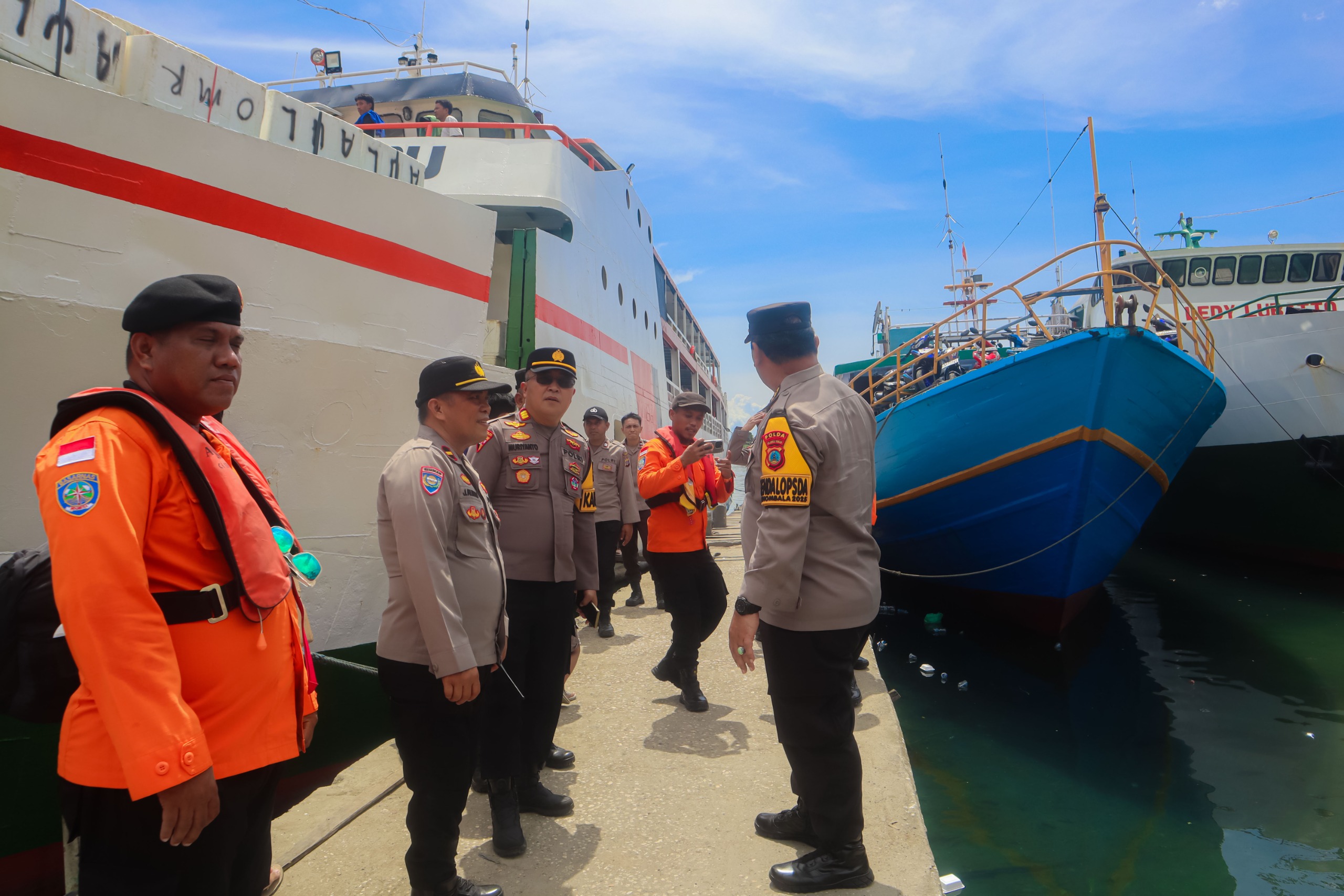 PENGECEKAN: Kapolres Banggai AKBP Putu Hendra Binangkari, memimpin pengecekan di pos pelayanan Nataru, Minggu (21/12/2025).(FOTO: ISTIMEWA/RADAR PALU).