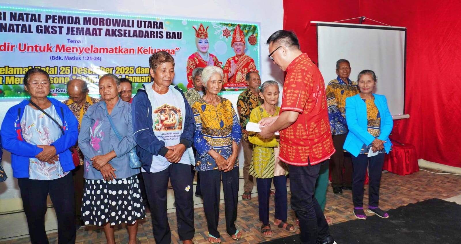 SAFARI: Bupati Morut, Delis Julkarson Hehi membagikan berkah Natal kepada para lansia, Kamis (19/12/2025). (FOTO: ISTIMEWA/RADAR PALU)