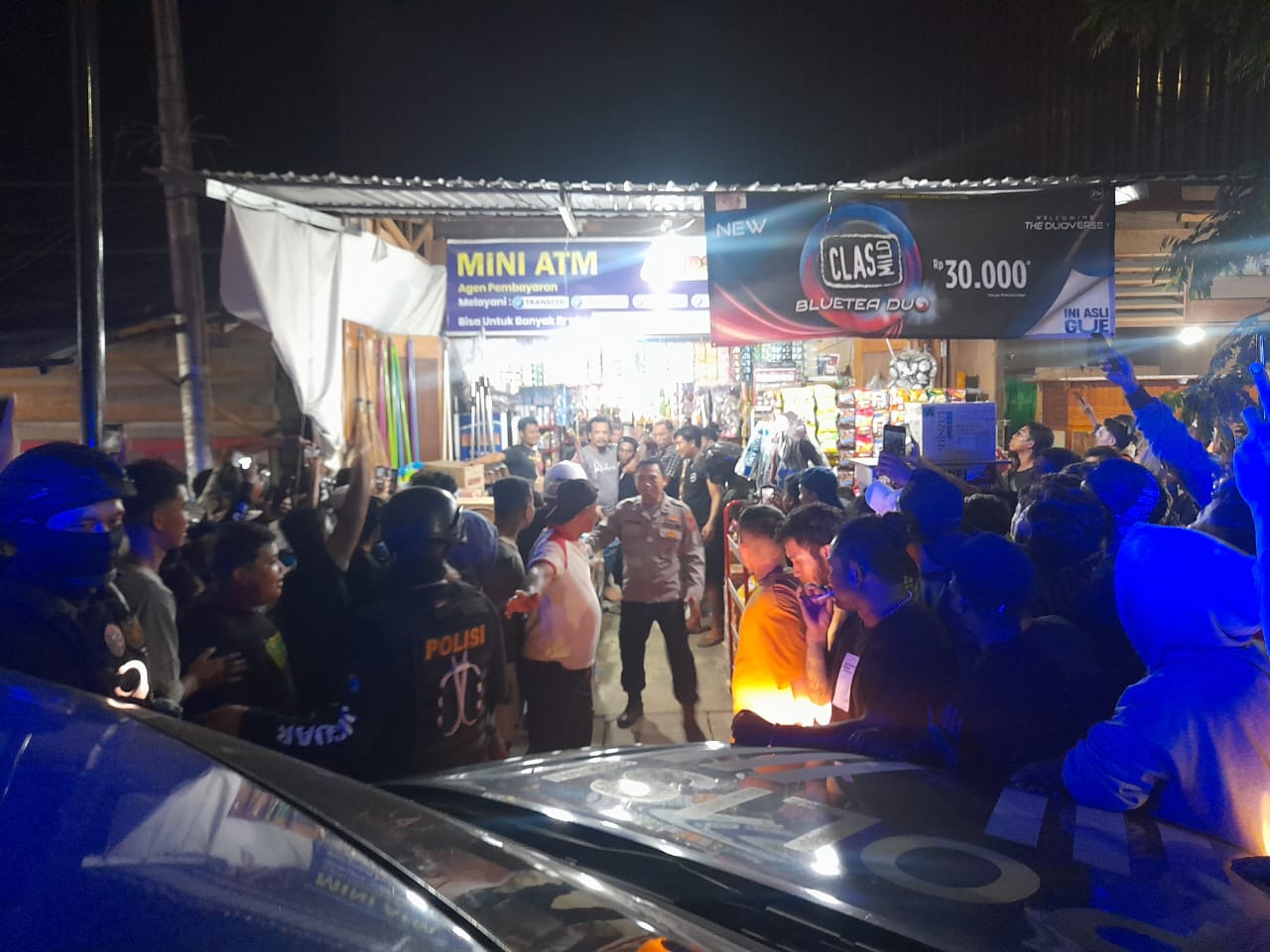Personel Polsek Palu Selatan mengamankan situasi dan menghalau massa saat mengevakuasi terduga pelaku pencurian di Jalan I Gusti Ngurah Rai, Kota Palu, guna mencegah aksi main hakim sendiri.