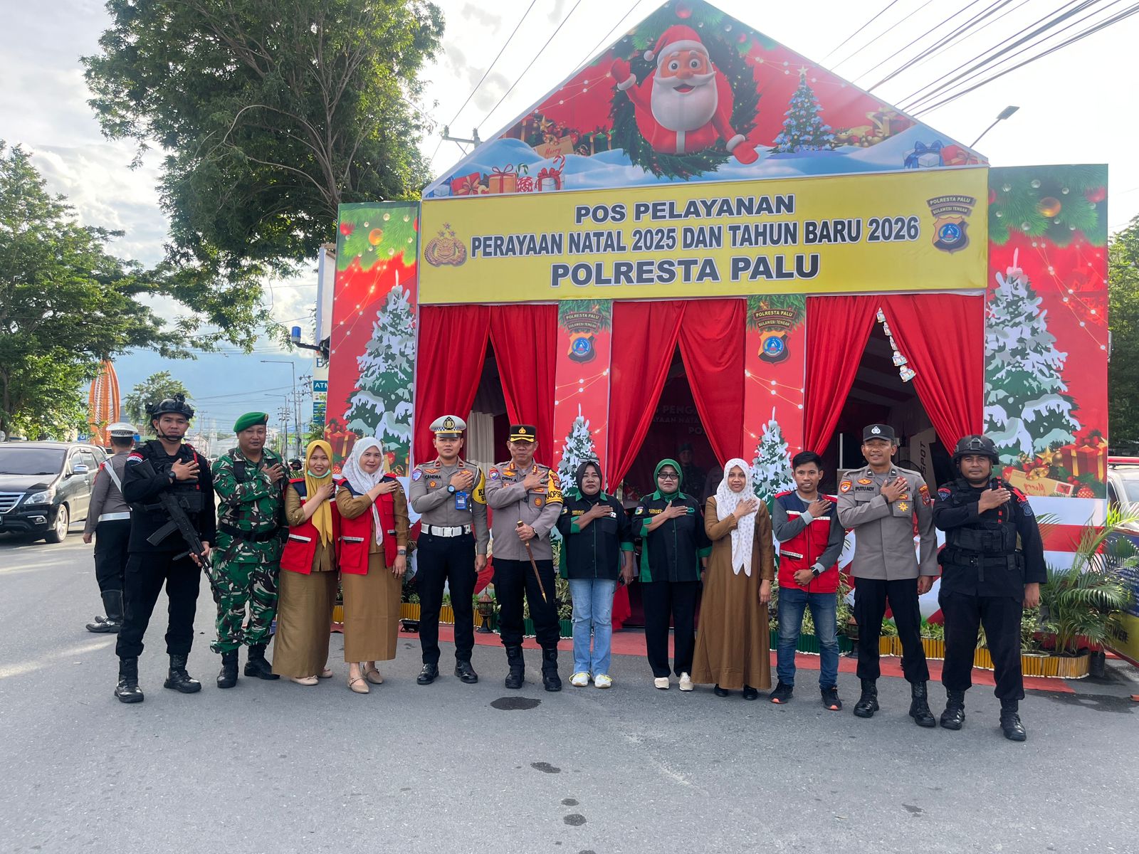 Kapolresta Palu Kombes Pol Deny Abrahams meninjau Pos Pengamanan Operasi Lilin 2025 di wilayah hukum Polresta Palu.