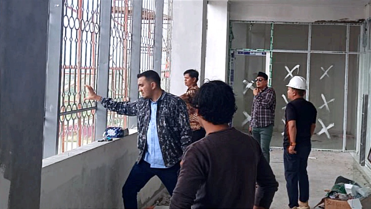 Anggota Komisi C DPRD kota Palu saat meninjau sejumlah proyek pekerjaan yang sementara berjalan dan dipastikan tidak selesai di tahun 2025.
