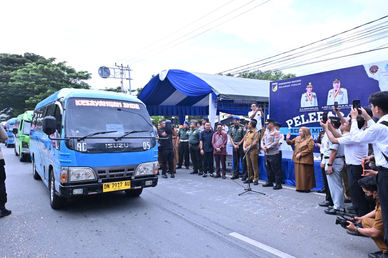 Gubernur Sulteng Anwar Hafid bersama Wakil Gubernur dan Forkopimda melepas peserta Berani Mudik Gratis Nataru 2025 di Palu.