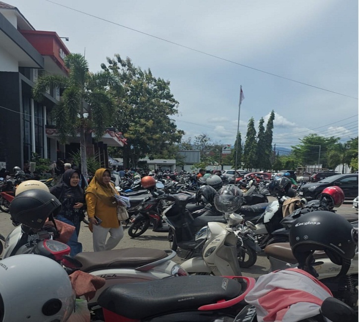 Pemandangan di Kantor Samsat Palu pada saat program penghapusan denda pajak kendaraan bermotor tahun 2025.