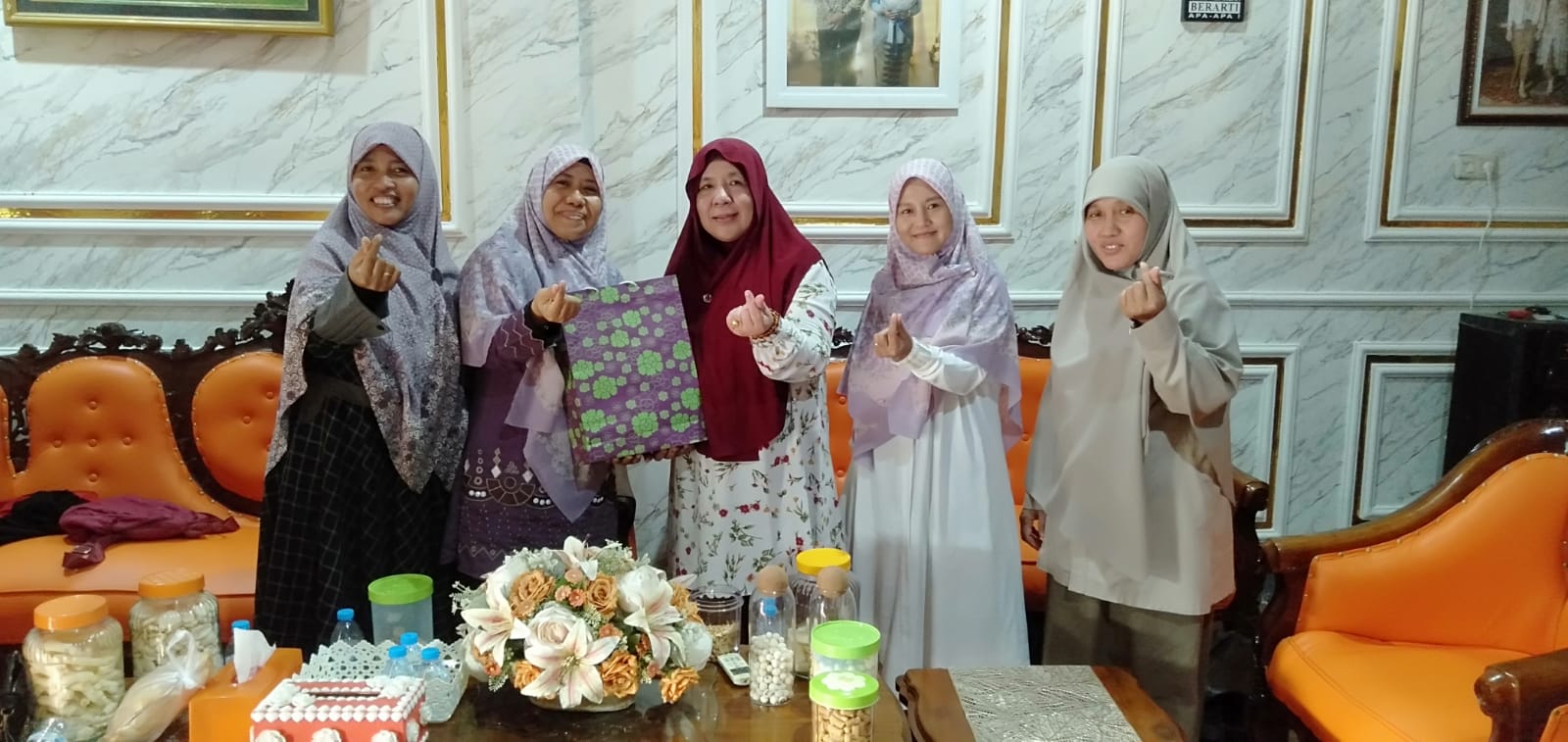KUNJUNGAN: Di Momen hari Ibu , Ketua Fraksi PKS DPRD Provinsi Sulawesi Tengah, Hj Wiwik Jumatul Rofi&rsquo;ah, mendapat kunjungan dari pengurus Persaudaraan Muslimah Sulteng dan Kota Palu, Senin (22/12/2025