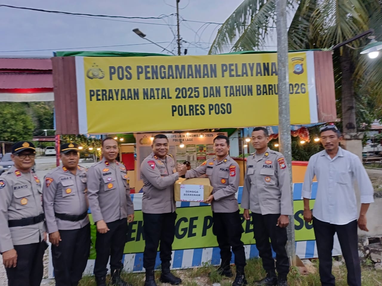 MEMANTAU: Kapolres Poso AKBP Alowisius Londar saat memantau Pos Pengamanan Nataru.(FOTO: BUDIYANTO WIHARTO/RADAR PALU).