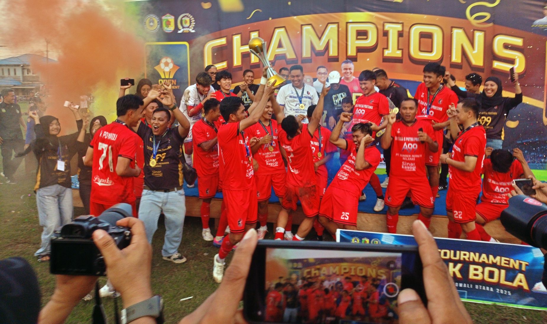 SELEBRASI: Klub sepak bola 3G A99 menjadi jawara dalam Open Turnament Askab PSSI Morowali Utara 2025.(FOTO: ILHAM NUSI/RADAR PALU).