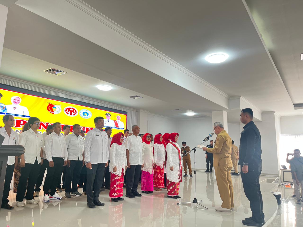 MENGUKUHKAN: Bupati Sigi, Moh. Rizal Intjenae, mengukuhkan pengurus Dekranasda Kabupaten Sigi periode 2025&ndash;2029, Senin (22/12/2025).(FOTO: ANGEL SUMBARA/RADAR PALU).