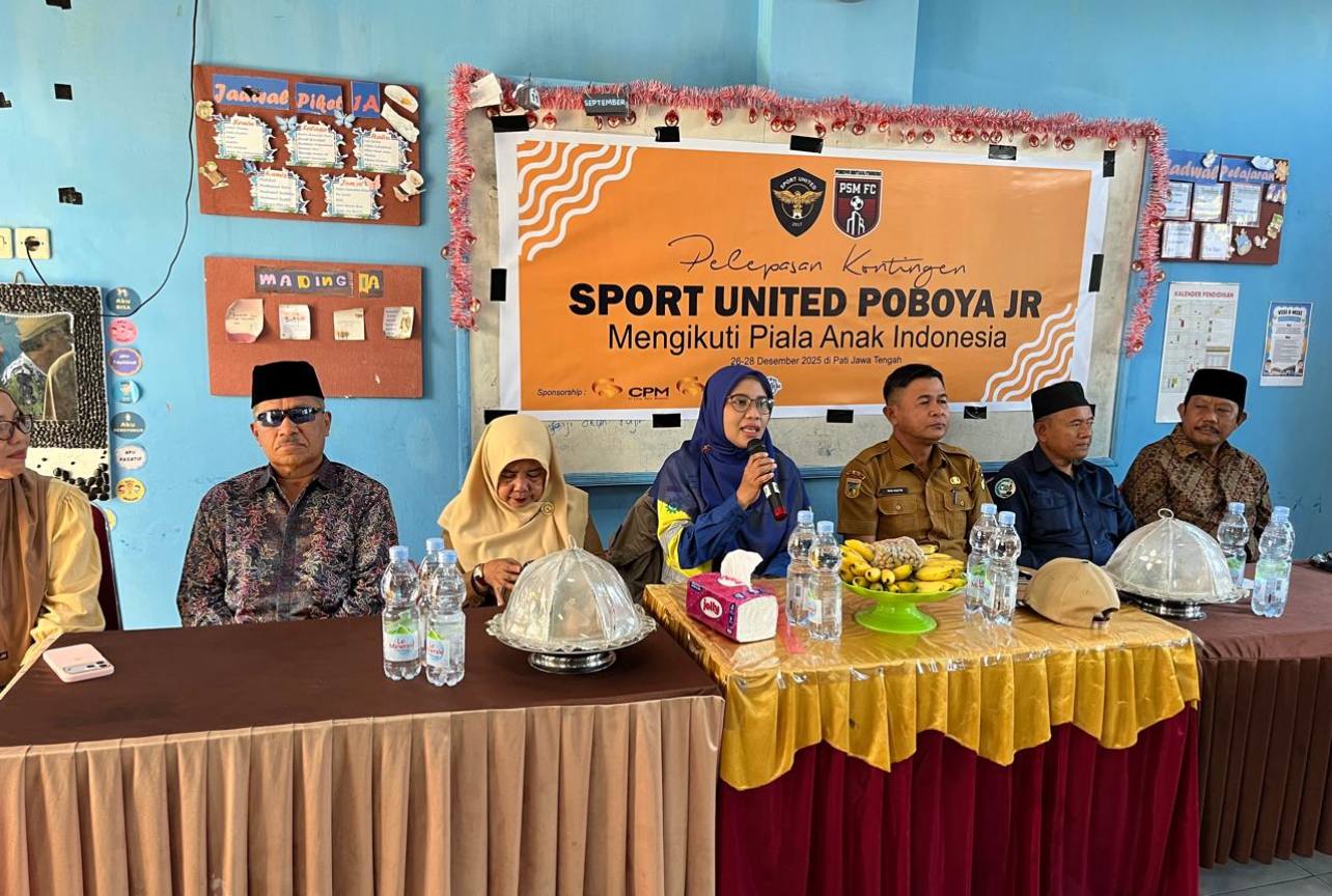 Super Intendent PPM CSR PT CPM, Rahyunita Handayani saat memberi dukungan kepada tim Sport United Poboya Junior