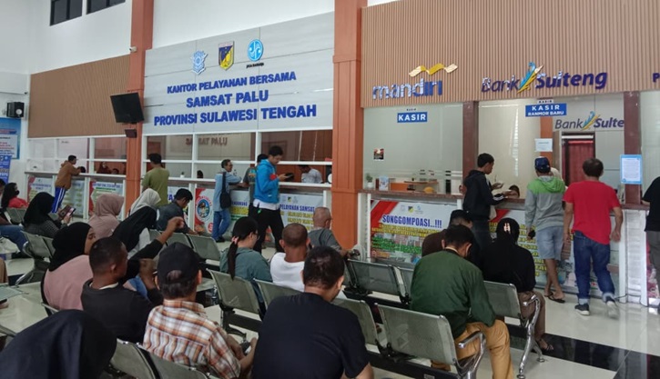 Situasi pelayanan di Samsat Palu pada saat berlangsungnya program penghapusan denda PKB tahun 2025.