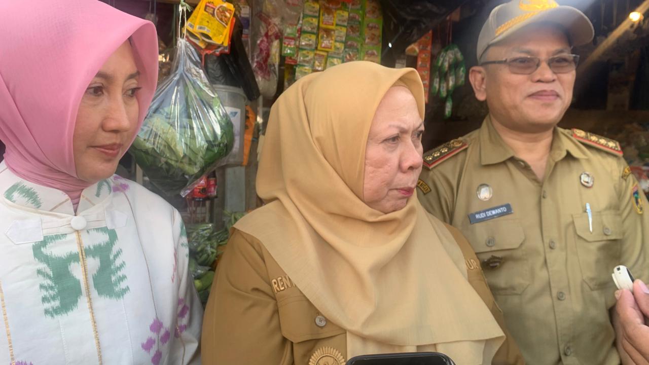 PASTIKAN STOK : Wakil Gubernur Sulawesi Tengah, Reny A Lamadjido saat ditemui usai sidak di Pasar Masomba pada Selasa (23/12/2025)
