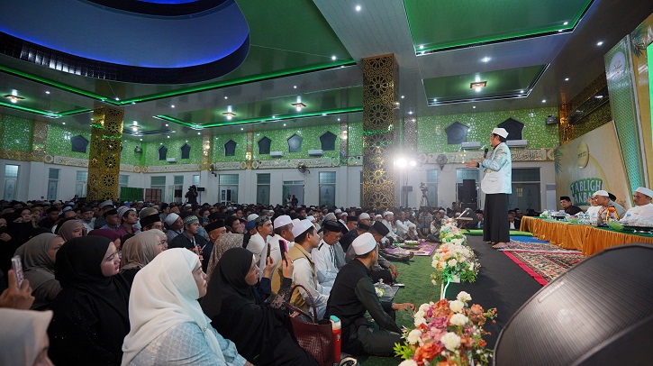 Ustadz Sholeh Mahmoed Nasution (Ustadz Solmed) menyampaikan tausiyah dalam Tabligh Akbar PT IMIP di Masjid Besar Nurul Taqwa Bahodopi, Morowali.