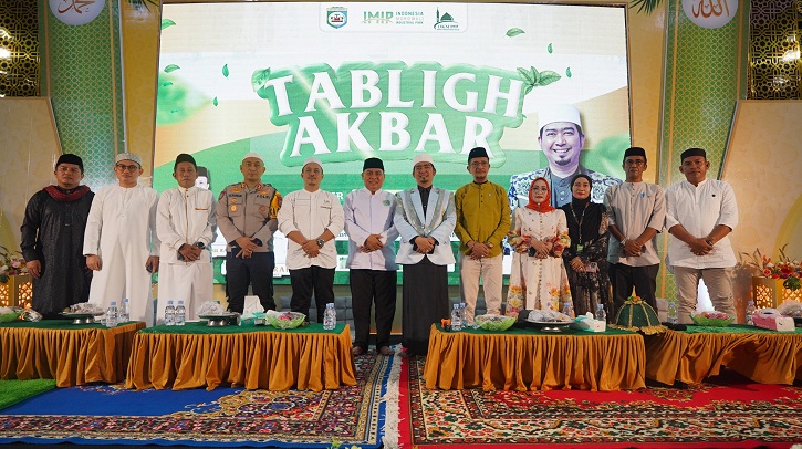 Ustadz Solmed foto bersama dengan jajaran pemerintah Kabupaten Morowali dan Petinggi IMIP Morowali.