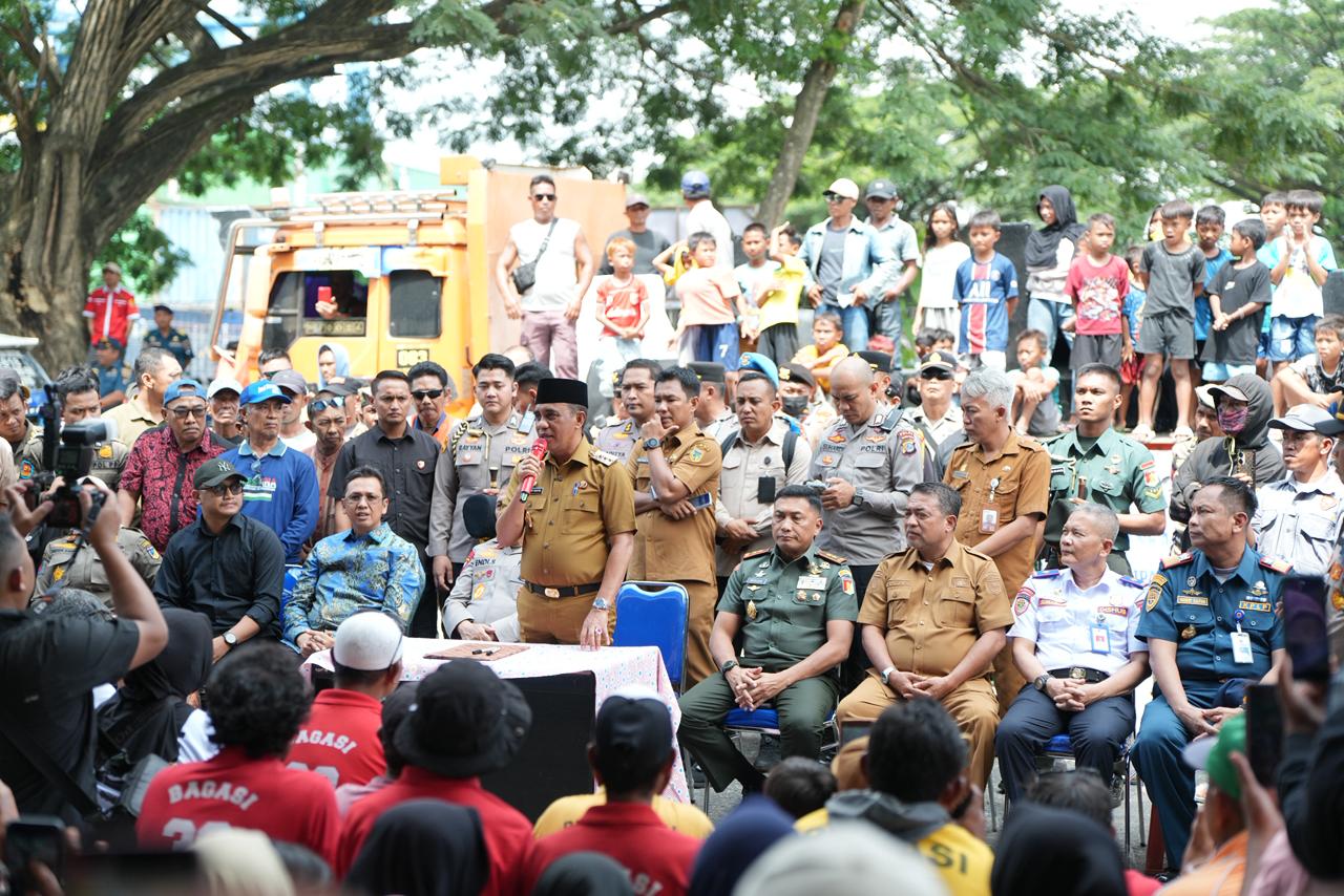 Gubernur Sulteng Anwar Hafid berdialog dengan warga Pelabuhan Pantoloan bersama Kapolda dan Pangdam.
