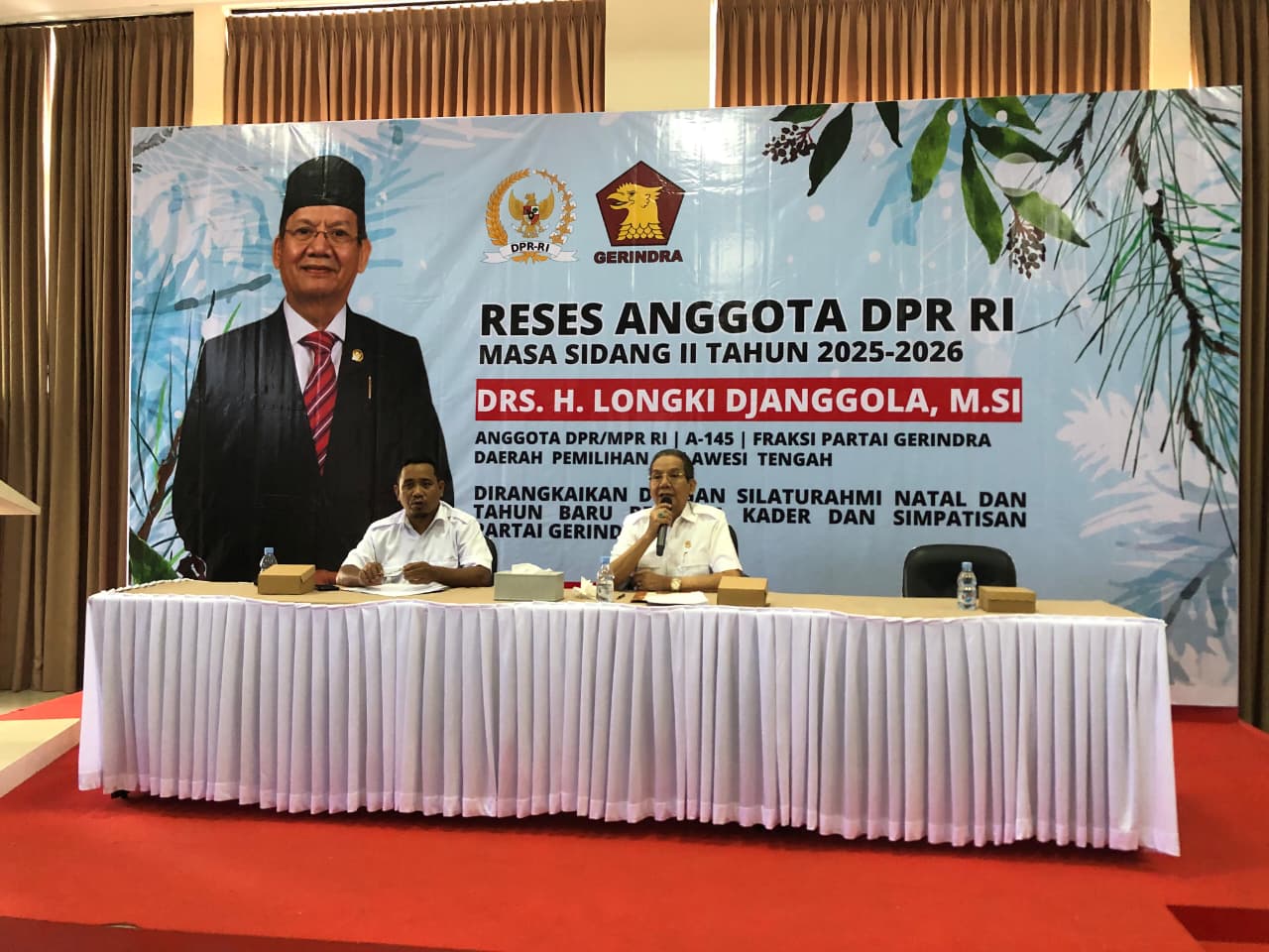 Anggota DPR RI Longki Djanggola berdialog dengan warga saat reses dan silaturahmi Natal-Tahun Baru di Palu.