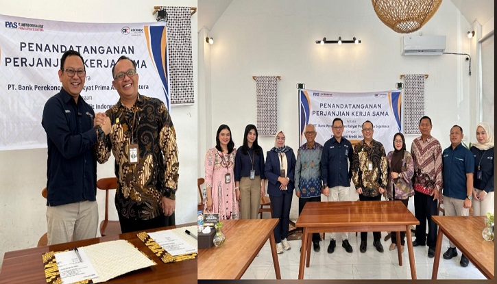 Direktur Utama BPR Prima Artha Sejahtera Hendrik Syam (kiri) dan Branch Manager Askrindo Faizal Fahd usai penandatanganan PKS di Palu, Selasa (23/12).