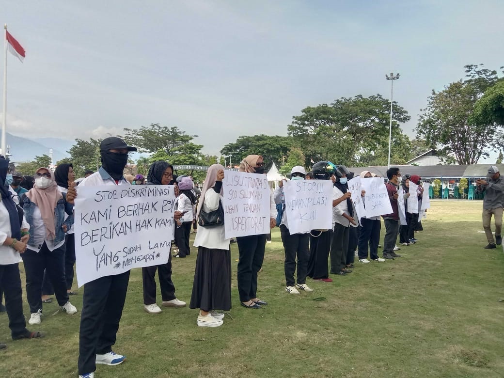 TERSELAMATKAN : Unjukrasa aliansi Honorer Kota Palu beberapa waktu lalu.