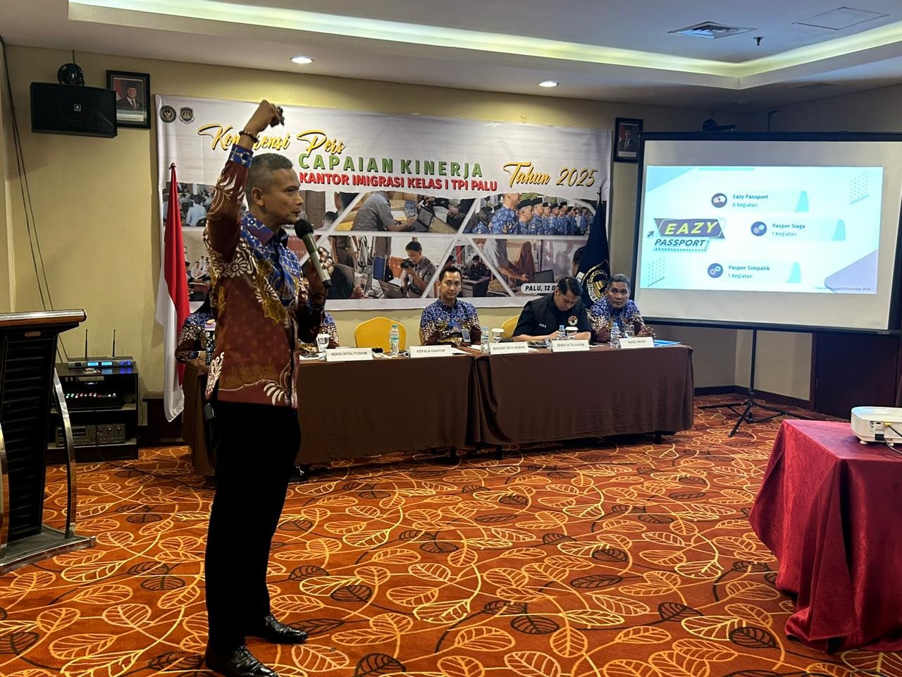 LAMPAUI TRGET : Kepala Kantor Imigrasi Palu Kelas I TPI Palu , Pungki Handoyo saat memaparkan capaian kantor Imigrasi di tahun 2025, Jumat (12/12).