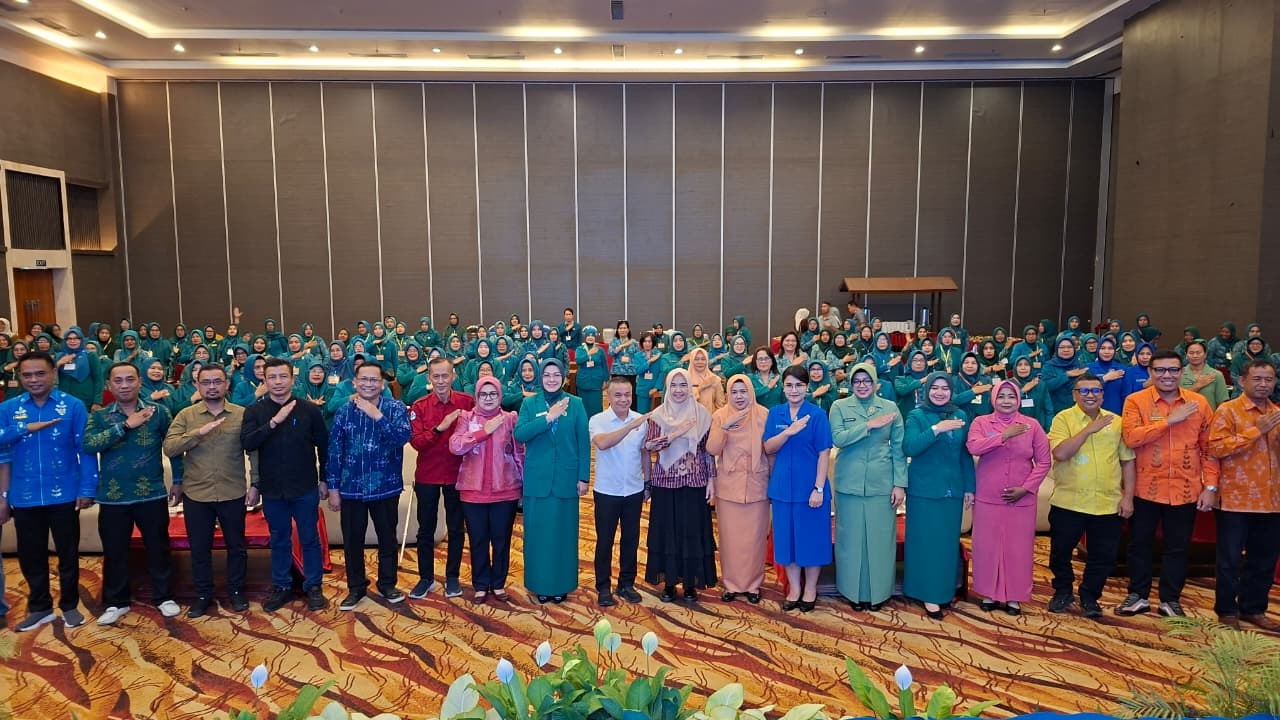 PROGRAM KELUARGA : Rapat Kerja Daerah (Rakerda) Tim Penggerak PKK Kota Palu Tahun 2025 yang berlangsung pada Jumat (12/12/2025) di Ballroom Best Western Coco Palu.