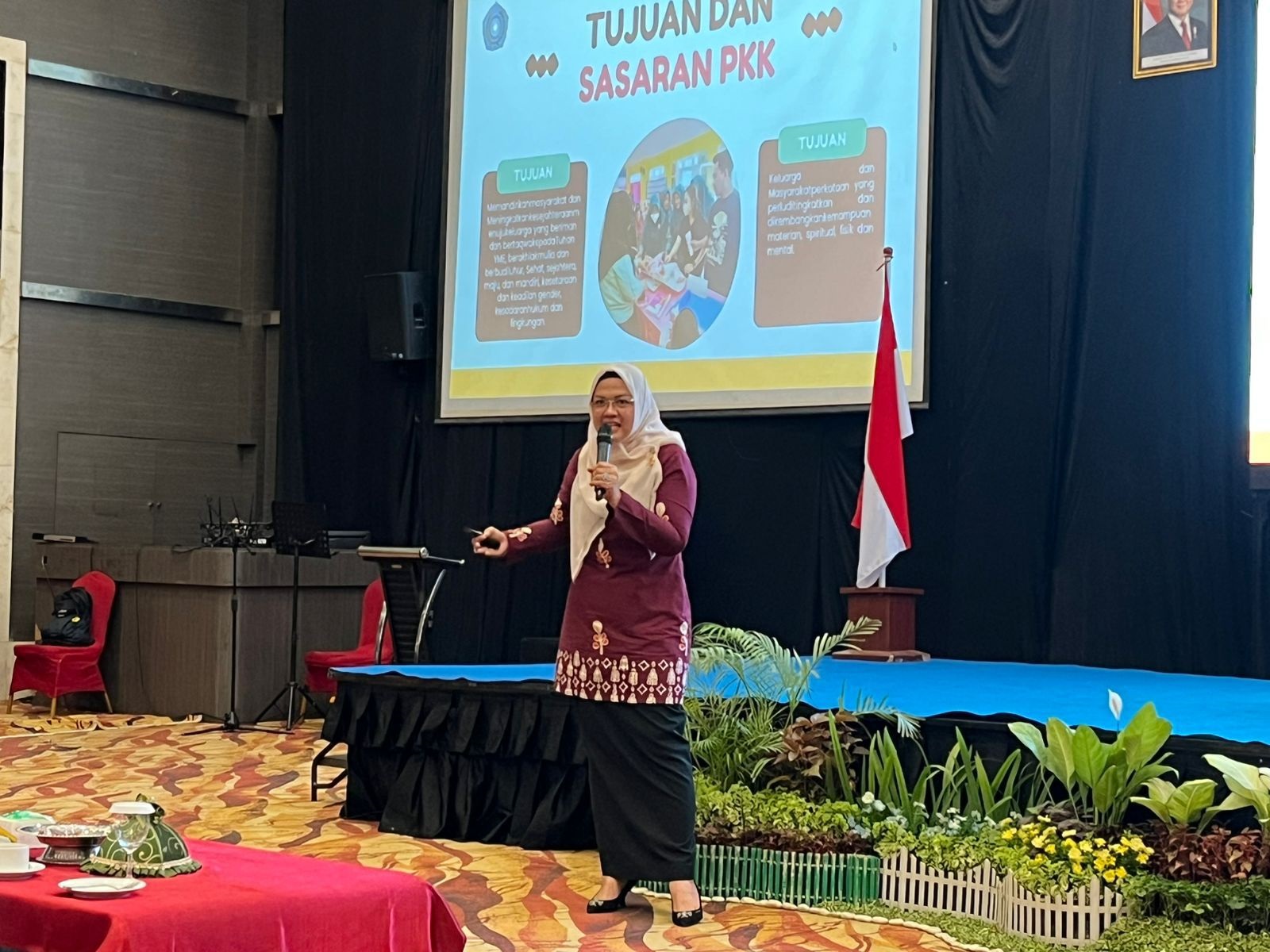 PENURUNAN STUNTING : Ketua TP-PKK Kota Palu, Diah Puspita saat memaparkan program-program serta capaian di tahun 2025 dalam Rakerda.
