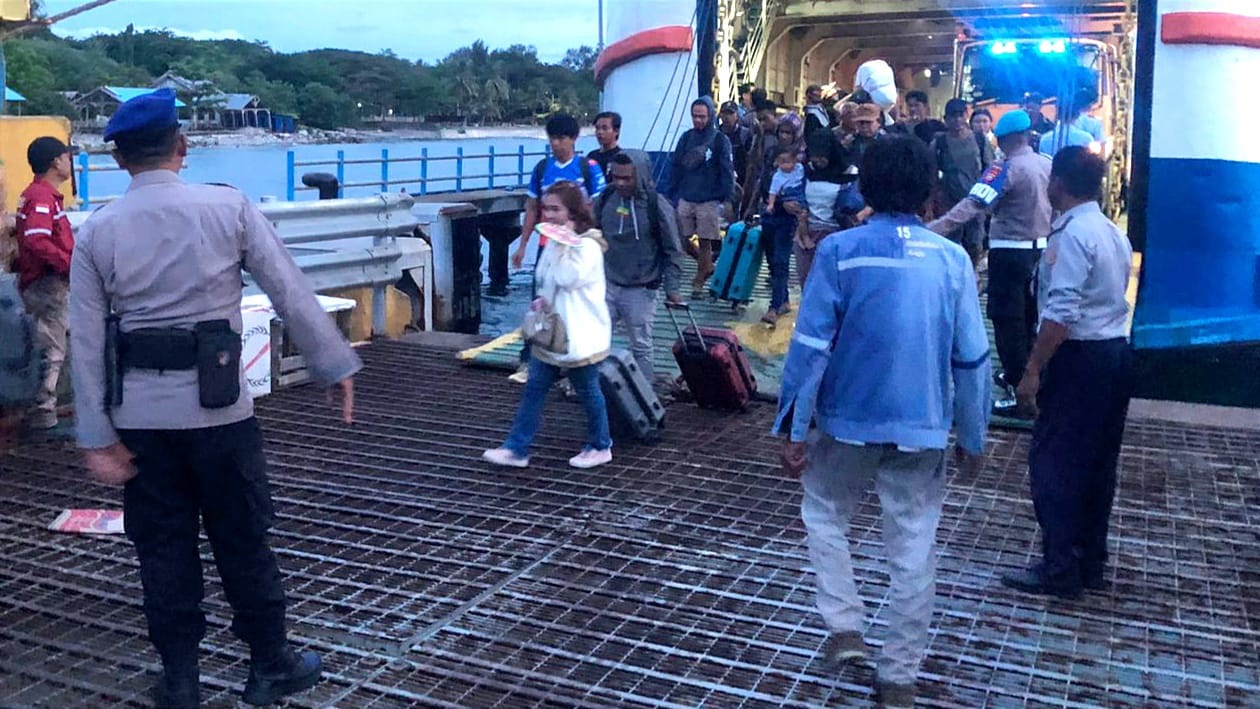 PENGAMANAN : Personel Polsek KP3 Pantoloan saat mengawasi penumpangan yang turun di Pelabuhan.