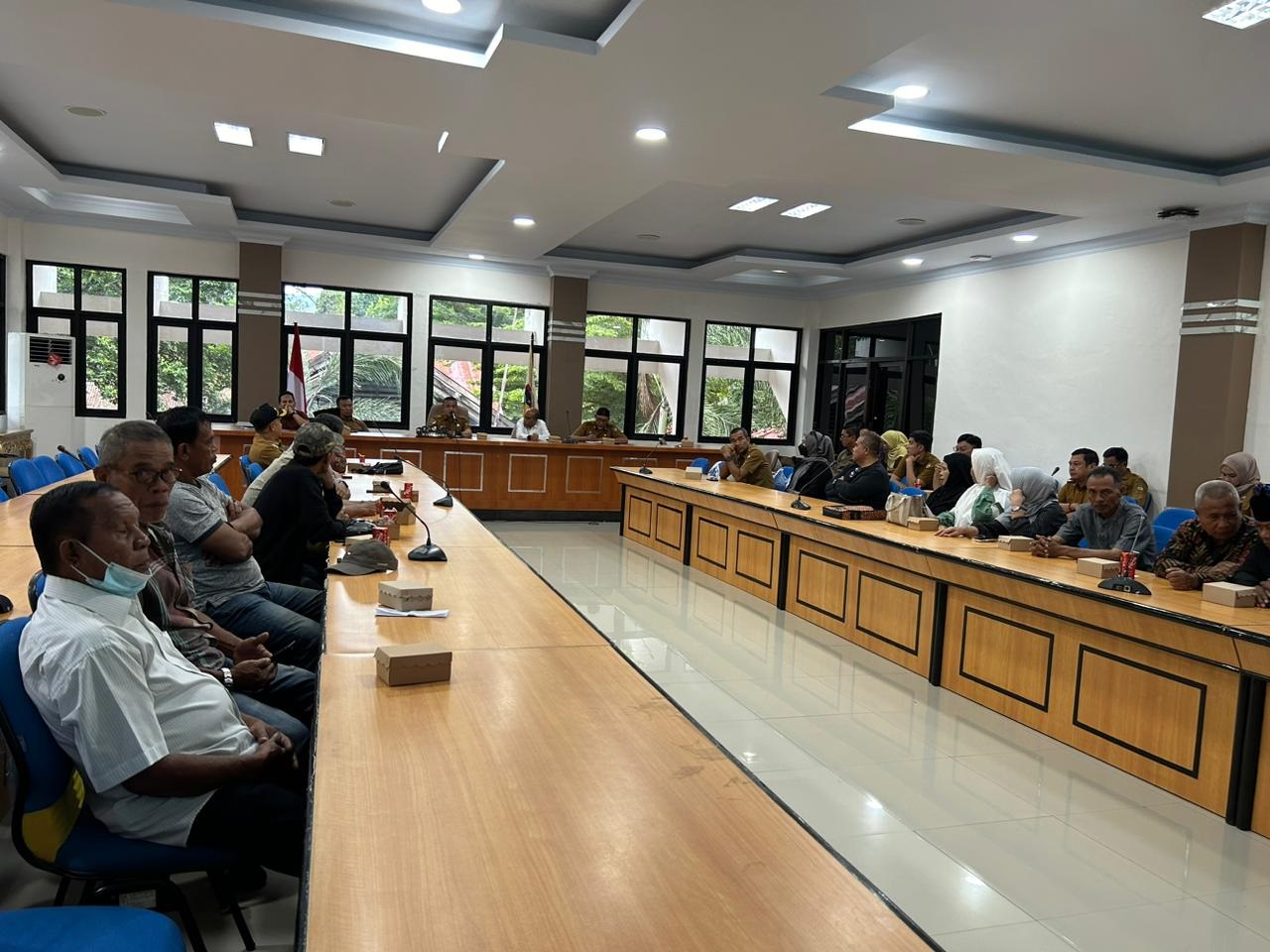 PEMANFAATAN LAHAN  : Wali Kota Palu, H Hadianto Rasyid SE saat memimpin rapat pertemuan bersama perwakilan warga Kelurahan Pengawu dan Bayaoge, Selasa (16/12/2025).