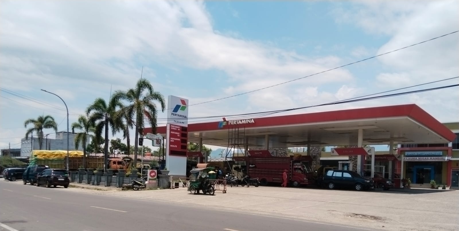 Petugas SPBU melayani pengisian BBM jenis solar di Polewali Mandar setelah penambahan alokasi jelang Natal dan Tahun Baru.
