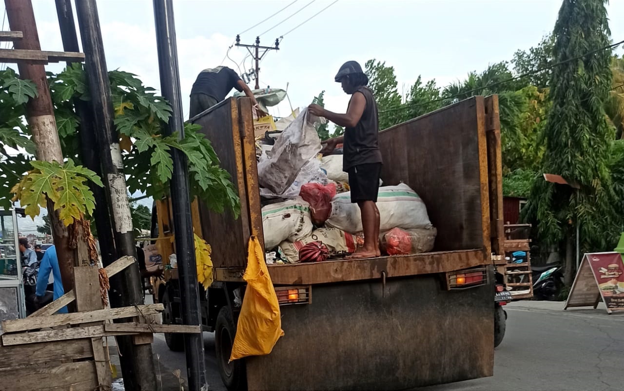 PETUGAS SAMPAH : Petugas pengangkut sampah di Kota Palu terlihat menjalankan aktivitas pengumpulan sampah di permukiman warga, meski sebagian masih belum dilengkapi Alat Pelindung Diri (APD).