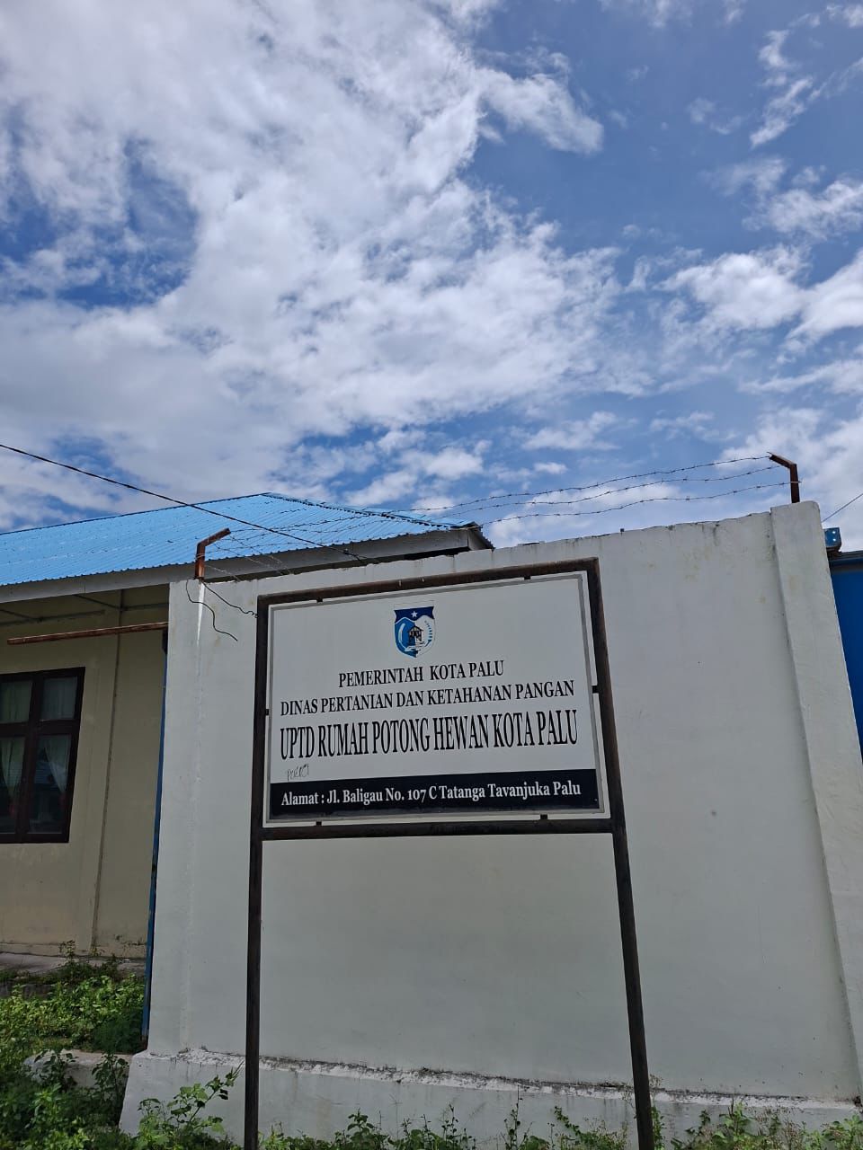 TELAH BERSERTIFIKASI HALAL: Suasana depan Kantor UPTD Rumah Potong Hewan (RPH) Dinas Pertanian dan Ketahanan Pangan Kota Palu di Kelurahan Tavanjuka.
