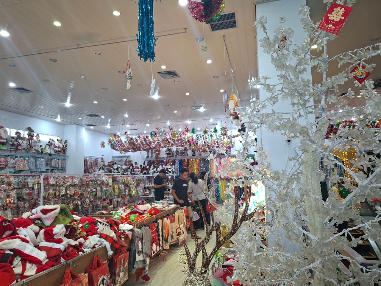 NUANSA NATAL: Salah satu pojok di Gatsu Outlet yang berisi pernak pernik Natal. Pemilihan jenis dan bentuk ornament disesuaikan dengan pekembangan zaman.