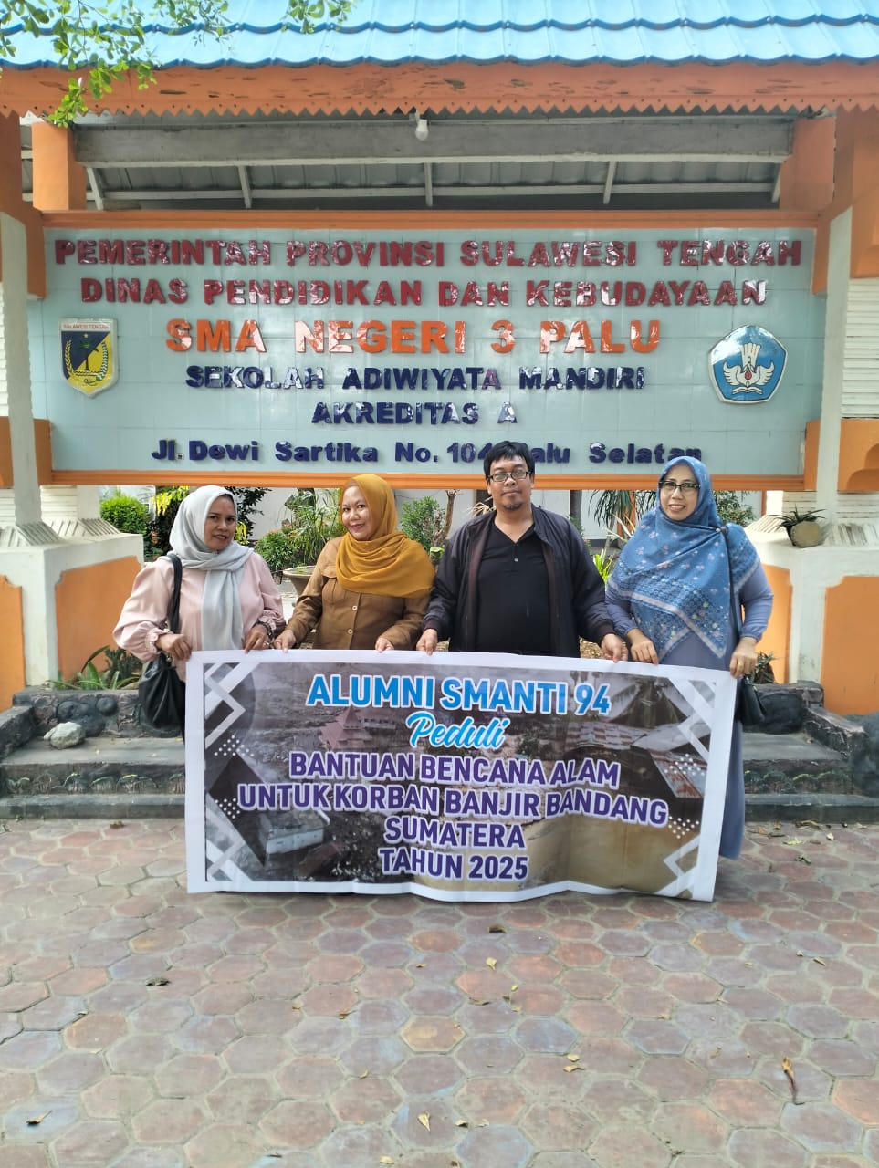 REUNI SEMBARI BERAMAL: Alumni SMA Negeri 3 Palu Angkatan 94 sedang melakukan reuni sembari beramal dengan menggalang dana untuk korban bencana di Sumatra.