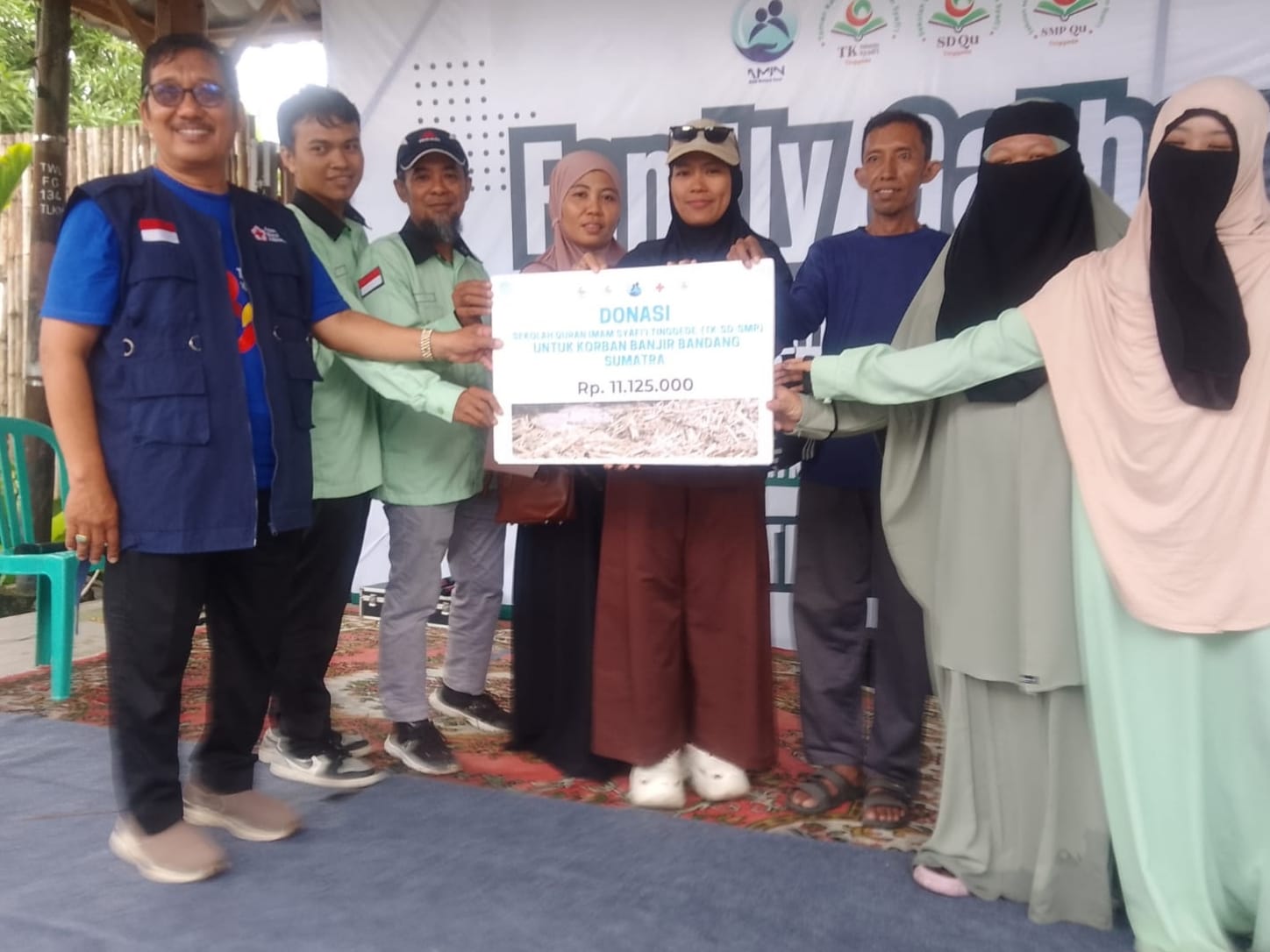 Ketua Bidang Penanggulangan Bencana PMI Sulawesi Tengah, Ridwan Mumu, menerima donasi dari Sekolah Qur&rsquo;an Imam Syafi&rsquo;i Tinggede.