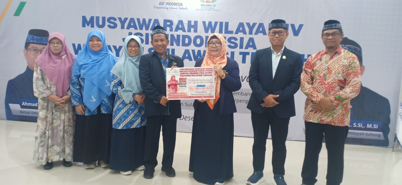BERSAMA: Bunda Wiwik, usai menyerahkan berkesempatan foto bersama dengan pengurus JSIT Sulteng, Kamis (25/12/2025).(FOTO: MUCHSIN SIRADJUIN/RADAR PALU).