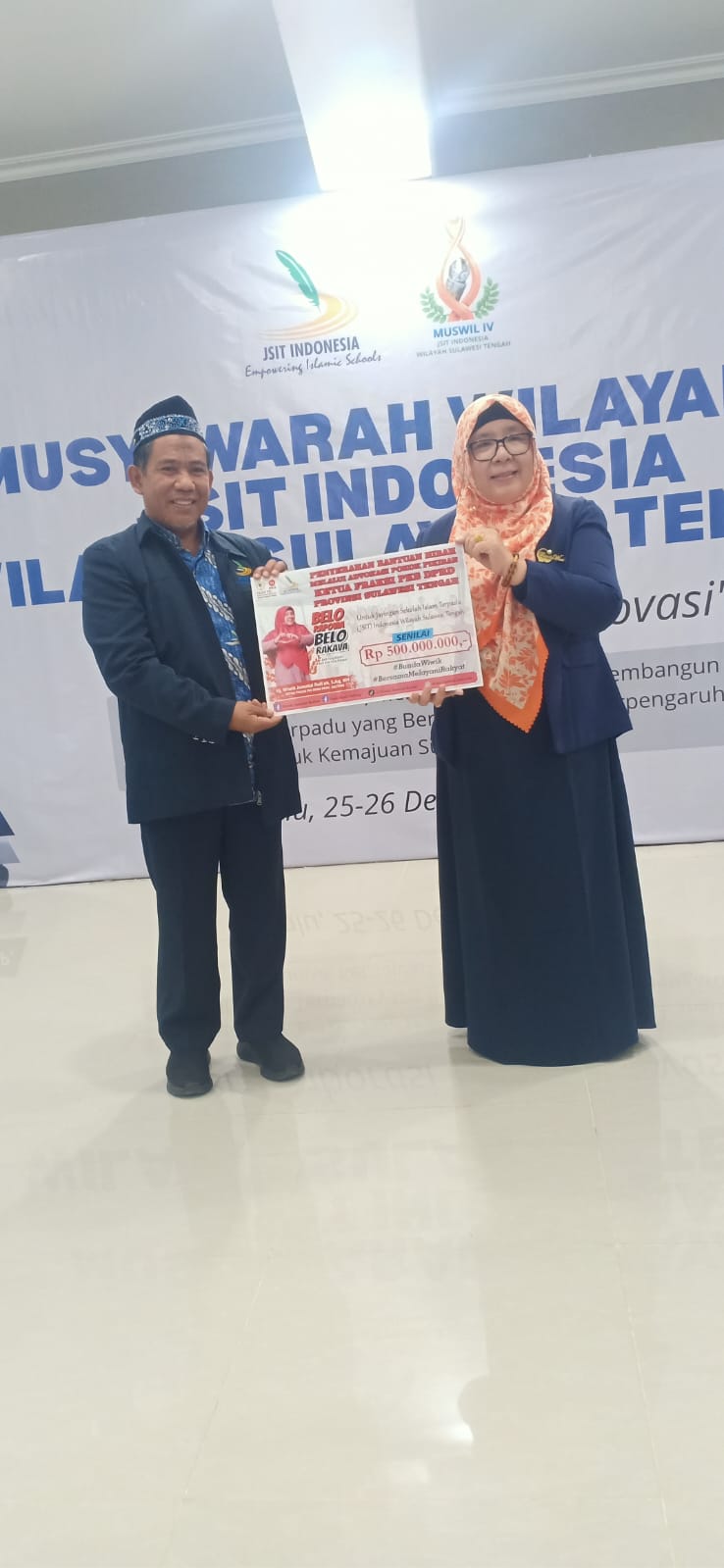 MENERIMA: Ketua JSIT SUlteng Dr. Iqbal saat menerima bantuan pendidikan dari Ketua Fraksi PKS DPRD Sulteng Hj. Wiwik Jumatul Rofi