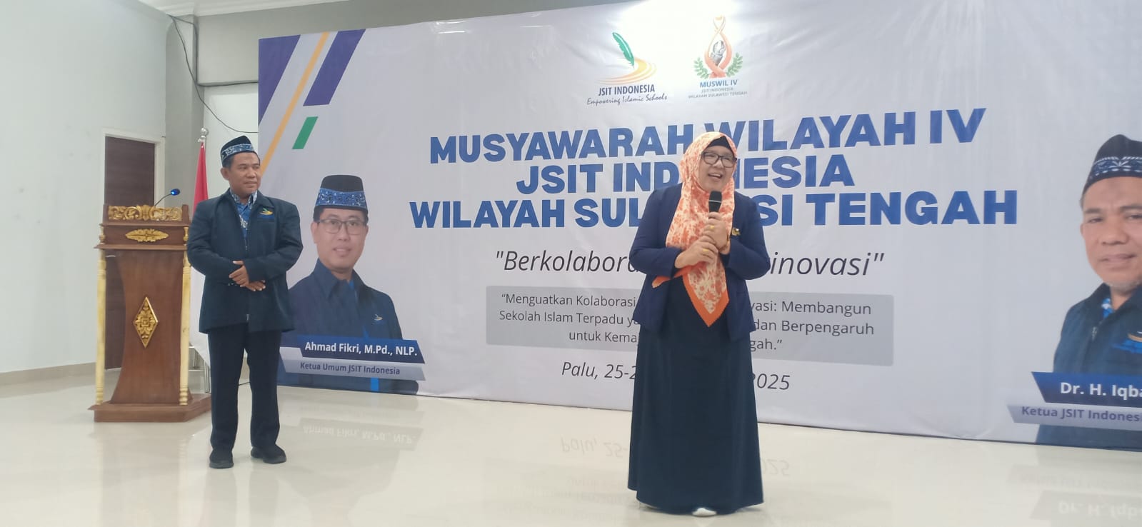 SAMBUTAN: Ketua Fraksi PKS DPRD Sulteng Hj. Wiwik Jumatul Rofiah, saat memberikan kata sambutannya di penyerahan bantuan Rp 500 juta untuk JSIT Sulteng, Kamis (25/12/2025).(FOTO: MUCHSIN SIRADJUDIN/RA