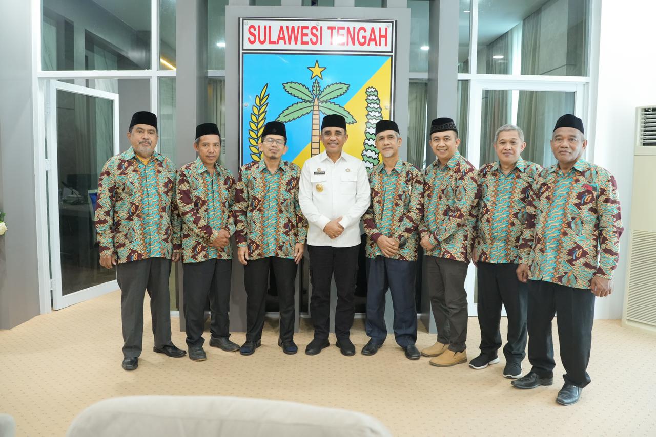 AUDENSI: Gubernur Sulteng H. Anwar Hafid foto bersama usai menerima PW Muhammadiyah Suteng yang dipimpin H. Muh. Amin Parakkasi.(FOTO: ISTIMEWA/RADAR PALU).