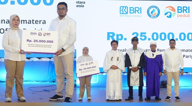 Pimpinan BRI Cabang Parigi Andri Fauzan menyalurkan donasi Rp27,5 juta bagi korban bencana Sumatera dalam rangka HUT BRI ke-130.