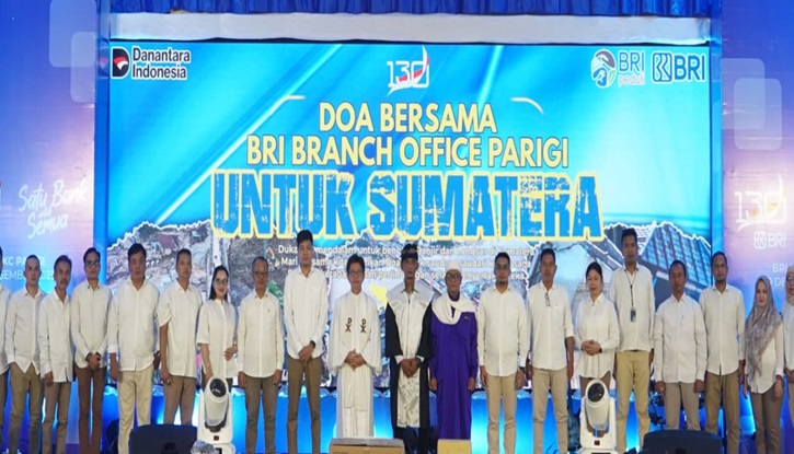 Pimpinan BRI Cabang Parigi  foto bersama usai menggelar doa bersama untuk korban bencana Sumatera dalam rangka HUT BRI ke-130.
