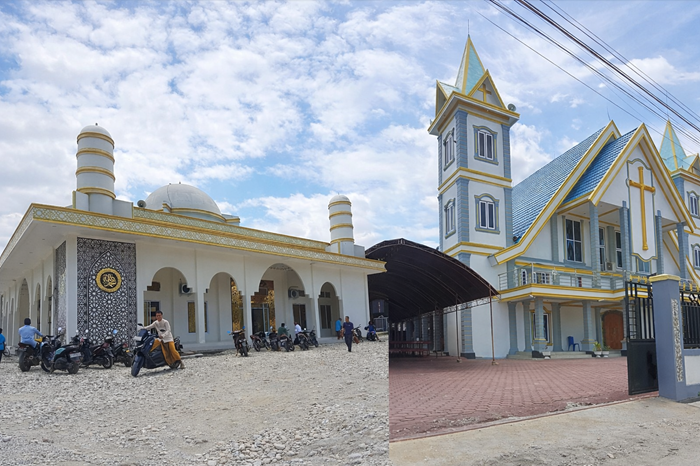 Masjid Al-Muhajirin Lembomawo berdiri megah tak jauh dari Gereja GKST, menjadi simbol toleransi dan harmoni baru kehidupan warga pascakonflik di Poso.