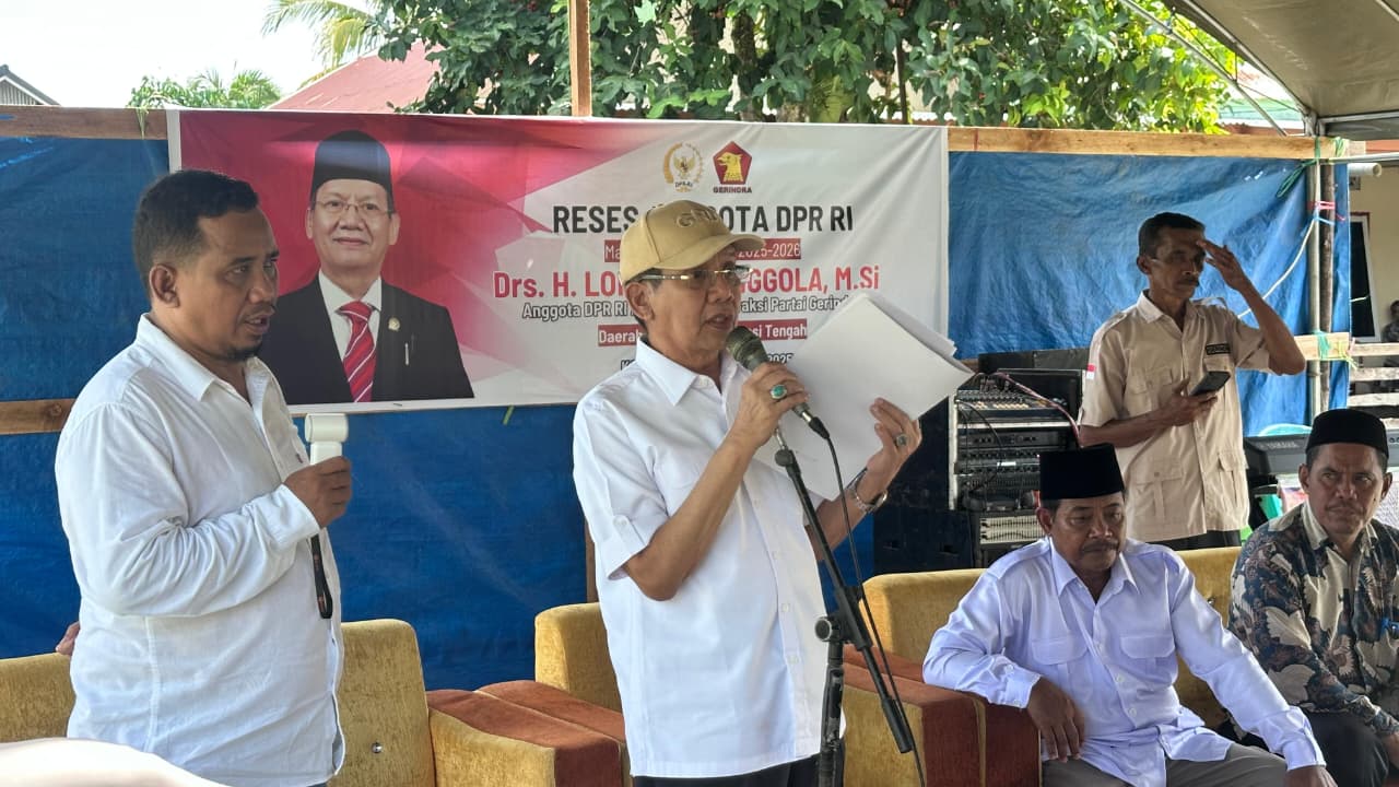 Anggota Komisi II DPR RI Longki Djanggola berdialog dengan warga saat reses di Desa Unone, Kecamatan Bukal, Kabupaten Buol.