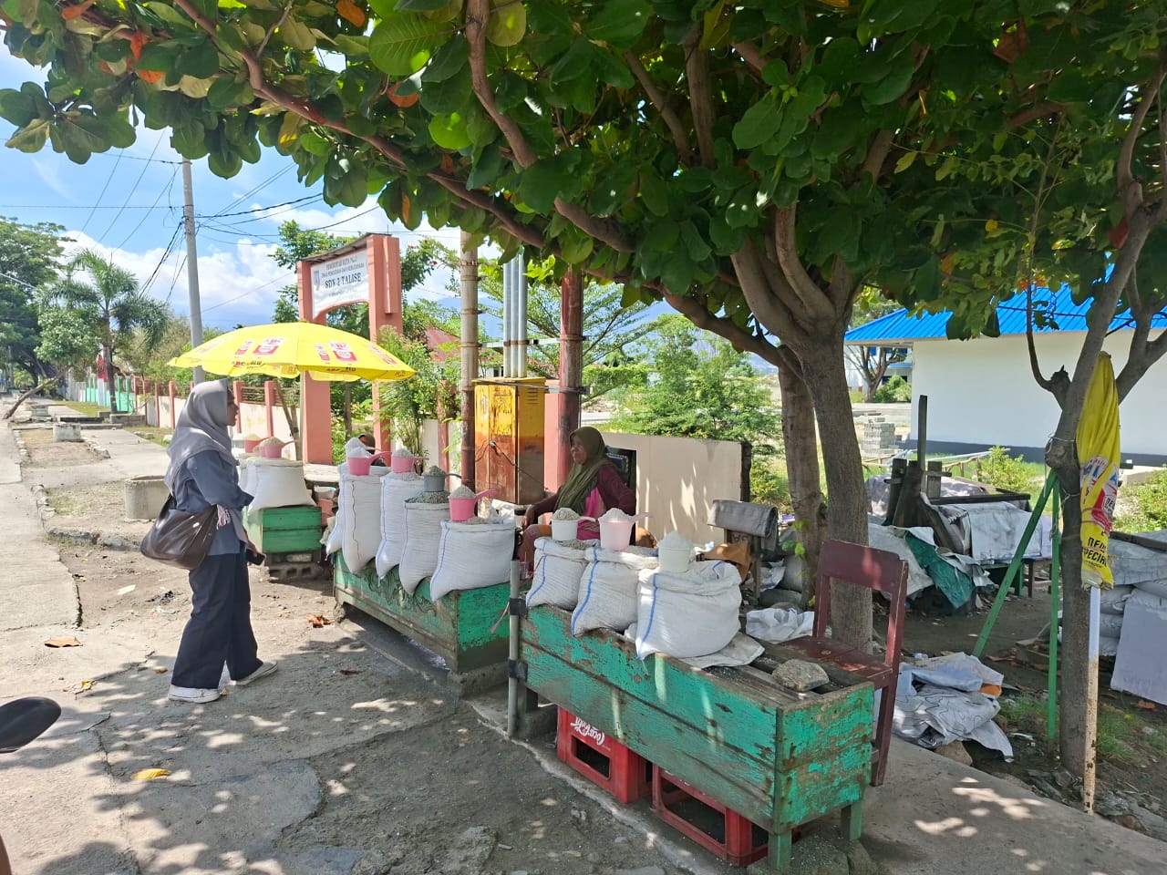 Pedagang menjajakan garam talise di pinggir Jalan Yos Sudarso, Palu. Meski telah diakui sebagai Kekayaan Intelektual Komunal, pedagang berharap adanya lapak yang lebih layak.
