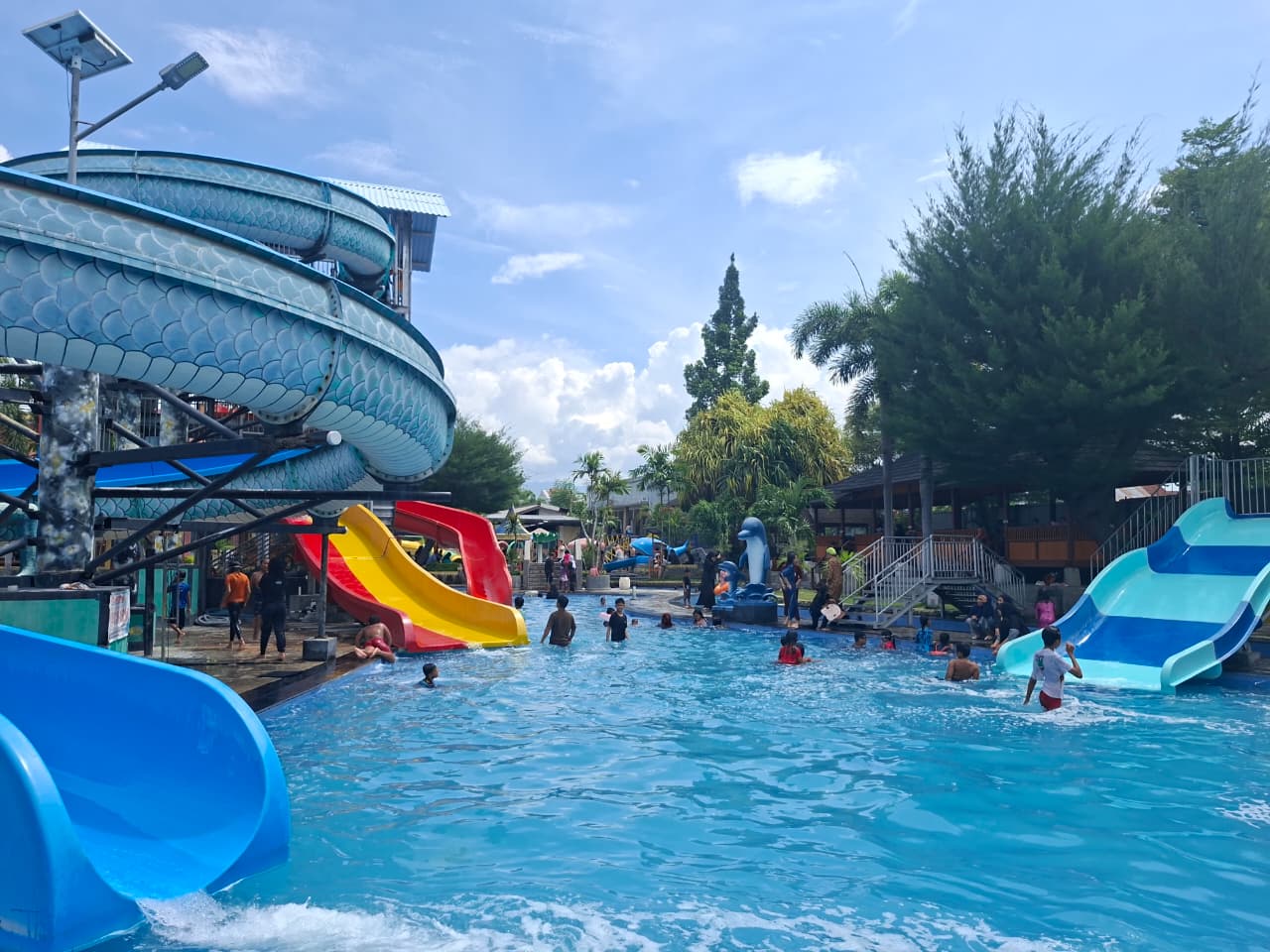 Pengunjung menikmati wahana air di Millenium Waterpark Palu saat libur Natal dan Tahun Baru, Sabtu (27/12/2025).